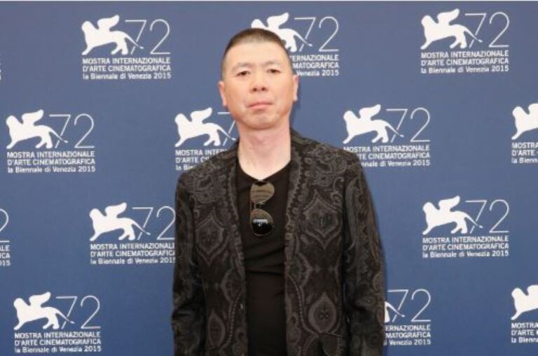 馮小剛直播賣電影票 興奮晒折後138元靴子