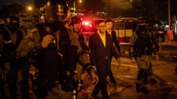 鄧炳強被諷「中共蟑螂」 引30名港警圍觀