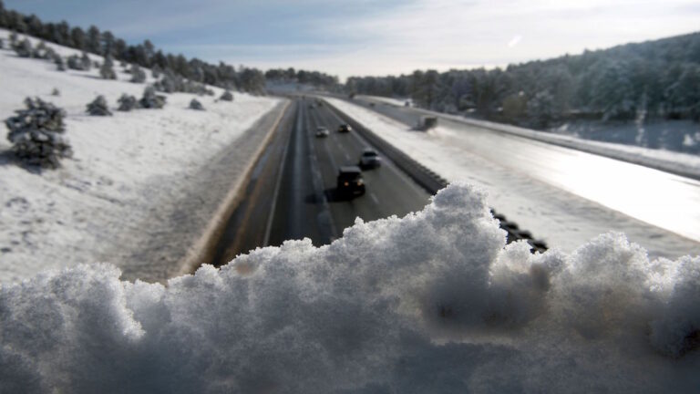 美國遭遇冬季風雪 8人死亡 萬戶停電