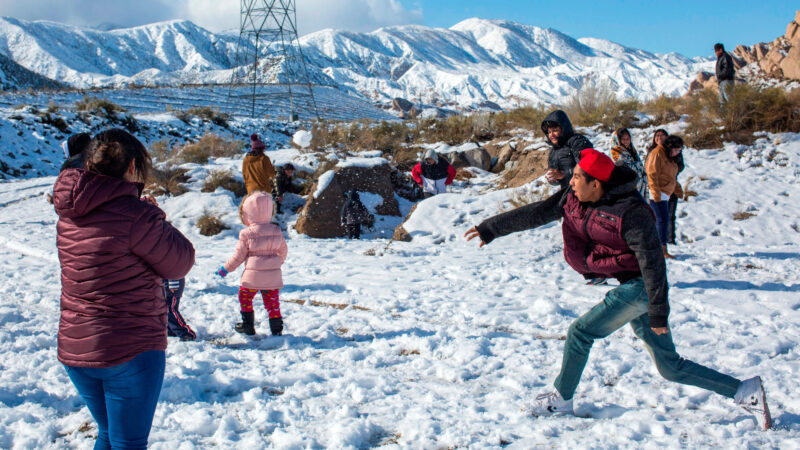 南加山区暴雪积四尺 降温降水影响出行