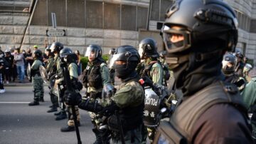 香港警察「反水」 脫下制服參與抗爭（視頻）