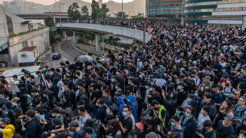组图：38万港人“不忘初心” 多地爆发警民对峙
