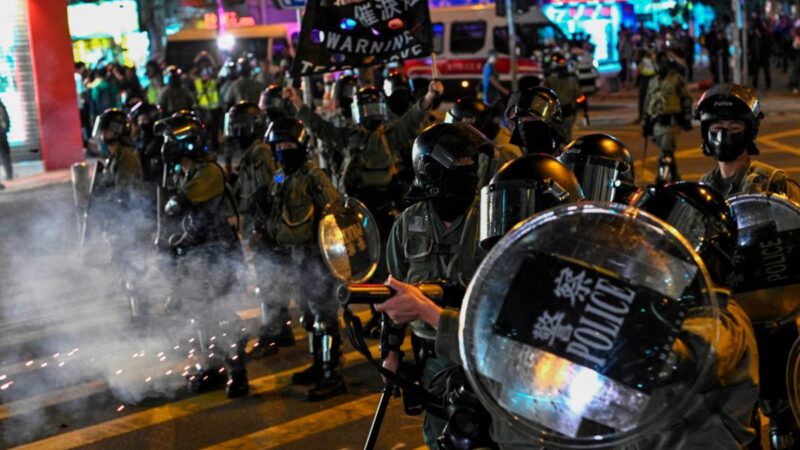 香港抗争再掀高潮 38万人上街烽烟遍地(组图)