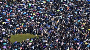 【禁闻】香港80万人游行 高喊“驱除共党”