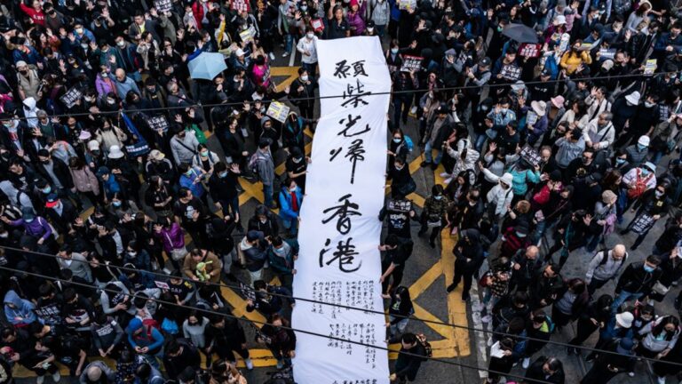 港高等法院拒禁《願榮光》 人權律師盧思位被帶走