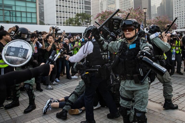 港警稱自己都有五大訴求：吃喝玩樂玩
