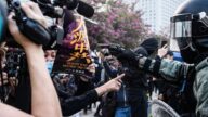 港警实弹枪指头恐吓抗争女 背后突袭市民