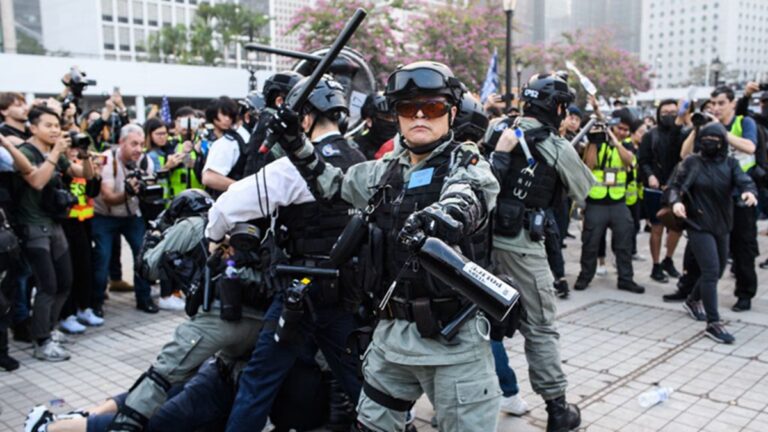 組圖：港警鎮壓突然升級 民眾憤怒包圍救援