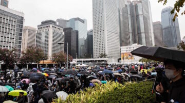 港人周日冒雨集会 回顾反暴政抗争的“日与夜”