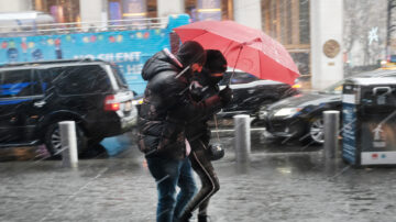 紐約拉響冬季風暴警報 雨夾雪持續到週二