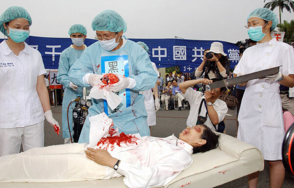 重慶西南醫院驚現橫幅「喪盡天良 還我器官」
