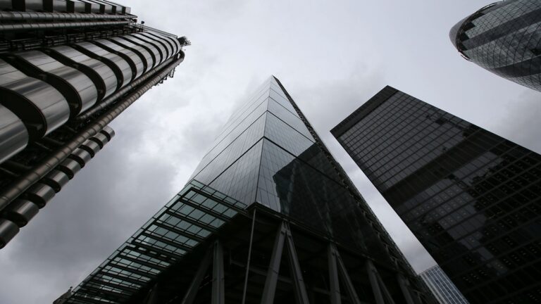 中國經濟嚴重下滑 近9萬房企停業