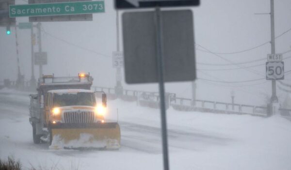 美国多州遭暴风雪至少7死 逾800航班取消