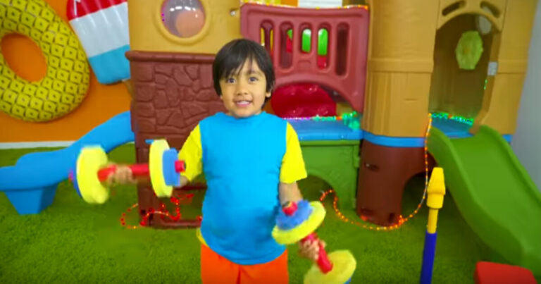 8歲小網紅年入2600萬美元 蟬聯最賺錢YouTuber