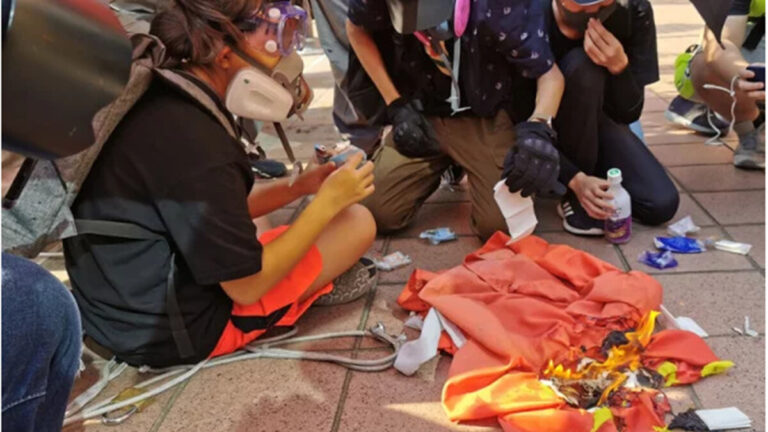 焚燒中共血旗 香港女童遭判12個月感化