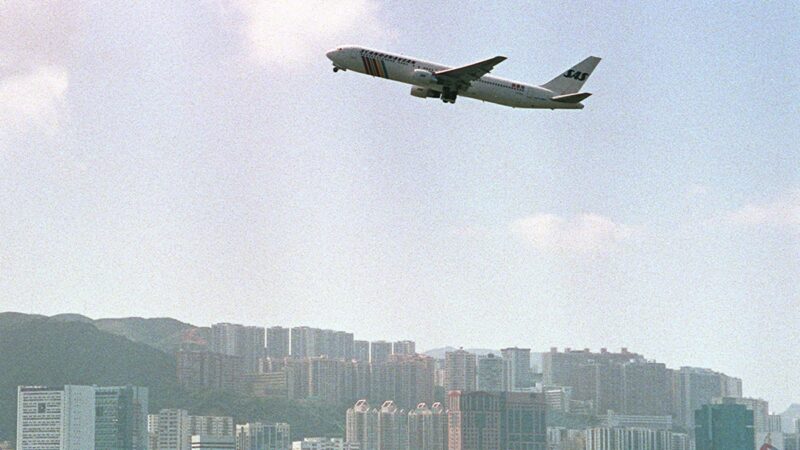 中国飞机迫降美军基地 美国士兵让中国人震惊