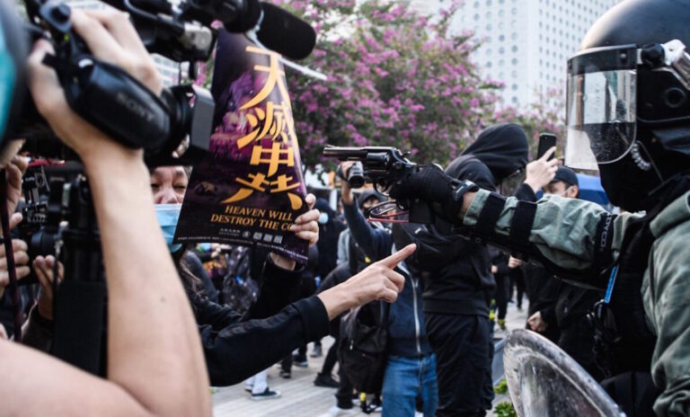 王友群：香港人冒死舉「天滅中共」標語抗議
