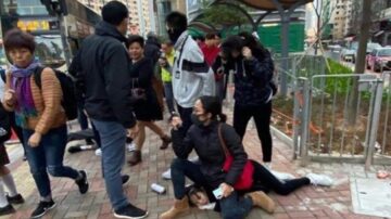 港警再抓多名中学生 直接坐被捕女生头上