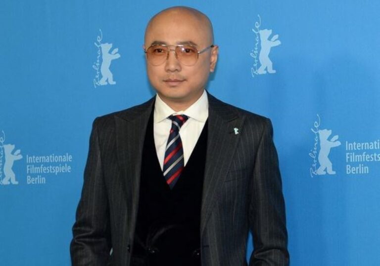 晒與母親合照宣傳新片 徐崢不再以光頭示人