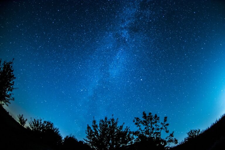 神祕重複無線電爆發竟來自附近星系