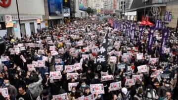 【新闻周刊】百万港人游行开启2020 港警施暴滥捕