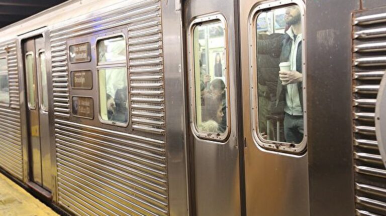 紐約地鐵行進中車門打開 車門故障製造商遭批