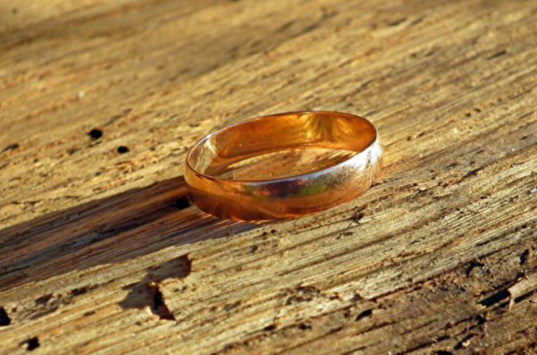 結婚戒指丟失40年重見天日 水管工無償尋寶終成功（組圖）