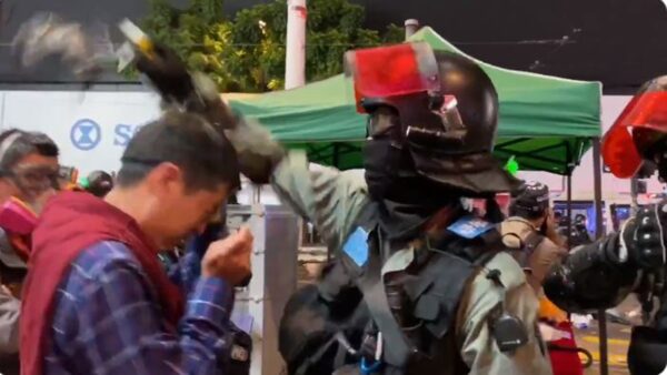 許智峯議員被強扯眼罩 港警直噴胡椒劑(視頻)