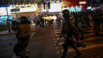 中國製劣質貨？港警腰間催淚彈自爆冒火噴煙