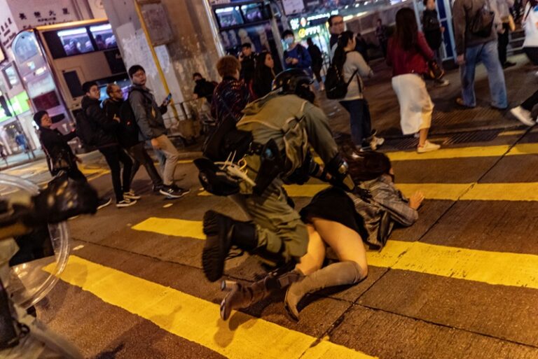 中國大媽怒罵港警濫暴：共產黨給屎你吃的(視頻)