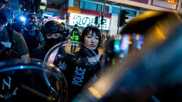 港警打響新年第一槍 作家鄧小樺中彈流血