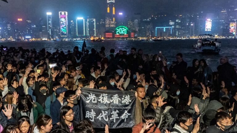 香港迎新年：催淚彈取代煙火 全港齊呼五大訴求(組圖)