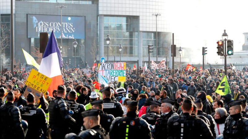 法年改罢工满月 巴黎再爆警民冲突