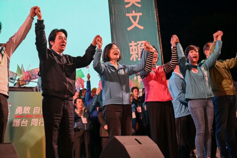 台灣選前中共狂發假消息 網傳合成「蔡英文辱軍照」