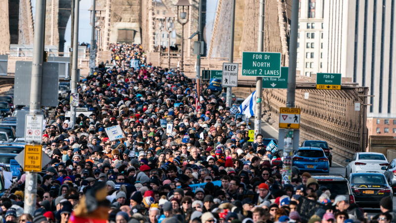 纽约2万人横跨布鲁克林桥 抗议“反犹太主义”