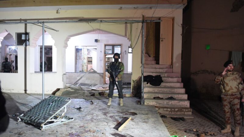 巴國清真寺遭自殺炸彈攻擊 滿布瓦礫碎片34人死傷