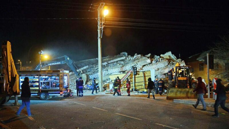 土耳其6.8强震至少18死逾500伤 房屋倒塌灾情严重