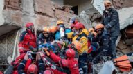 土耳其强震已酿31死 28小时后母女纷获救(视频)