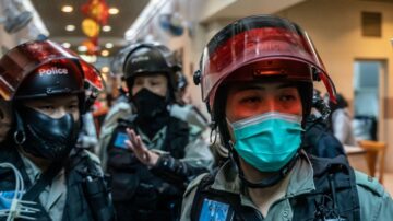大陆亲友拜年惹祸？港警一家三口被带走隔离