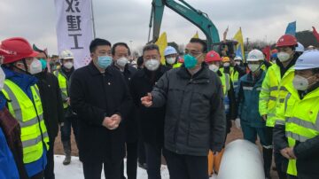 武汉市长“戏精”表演 李克强面前藏帽子(视频)
