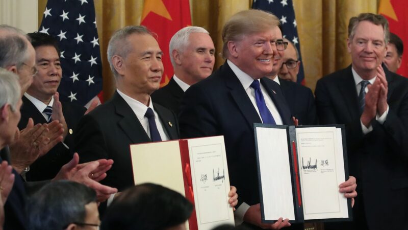 老黑：贸易战最新：签了！中方若不履约 美方可随时加重关税！