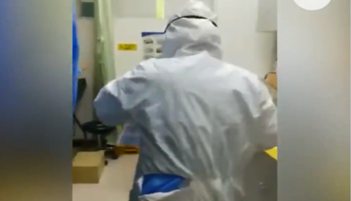 中共派發給武漢醫護人員劣質產品,特別是防護服一穿就破。引網友抨擊。(視頻截圖)