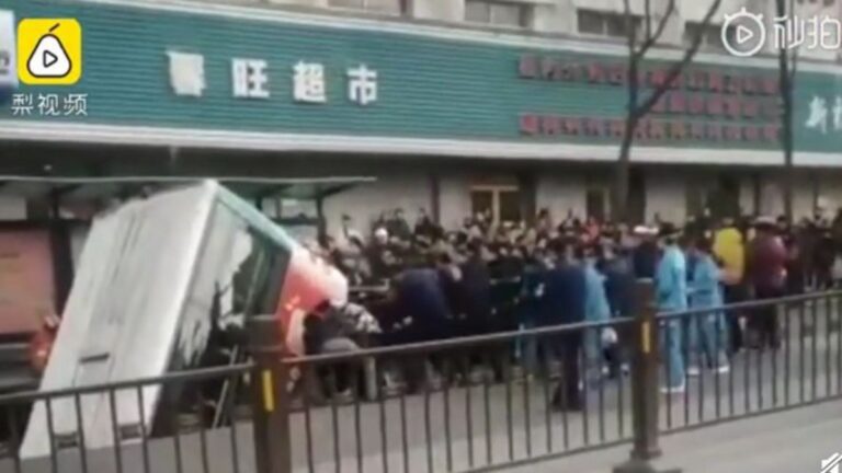 青海西寧大街突塌陷 整部公車栽進去 10人失蹤