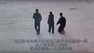 震驚！新疆防疫公安無徵兆倒地全過程(視頻)