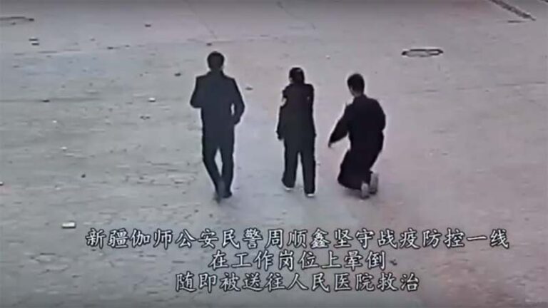 震驚！新疆防疫公安無徵兆倒地全過程(視頻)