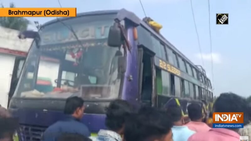 碰触路边电缆线 印度巴士起火燃烧酿10死
