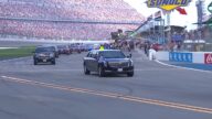 美国总统史上第一人 川普座车率领赛车获万人喝采
