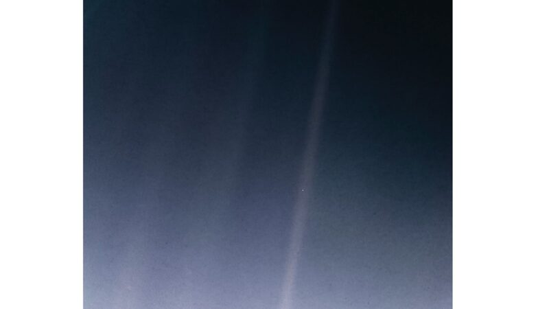 《苍蓝小点》：来自40亿英里外的地球照片
