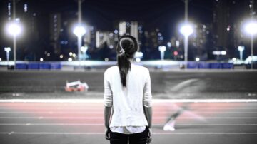 記得淚別爸媽的武漢女孩嗎？如今她也走了(視頻)