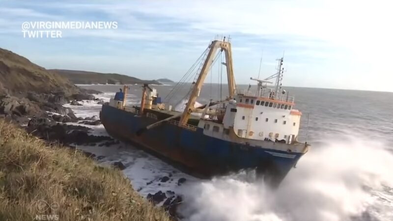 驚滔駭浪中結束17個月漂流 幽靈船抵愛爾蘭南岸